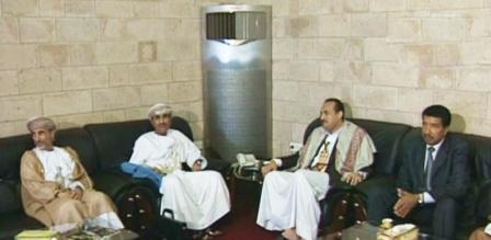 وزير النقل خلال مغادرته مطار صنعاء
